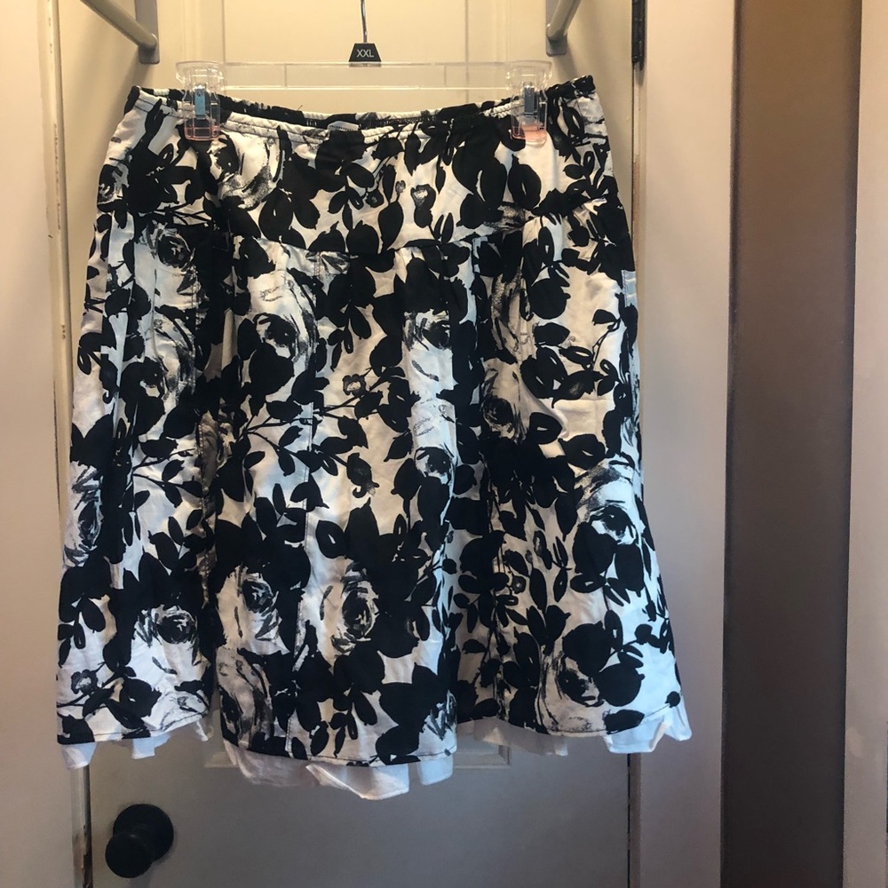 ♦️ 3 for $25 ♦️ Black and white flower skirt